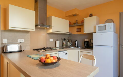 Tal Ar Mor: Controsoffitto, Cabinetry, Tavolo, Proprietà, Mobilia, Elettrodomestico Da Cucina, Cucina, Lavandino Della Cucina, Cucina Stufa, Elettrodomestico