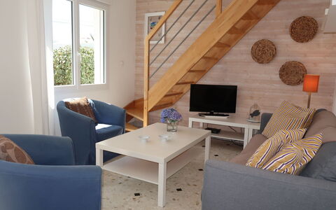Plozévet 603: Divano, Proprietà, Comfort, Soggiorno, Legna, Tavolo, Interior Design, Finestra, Illuminazione, Pavimento