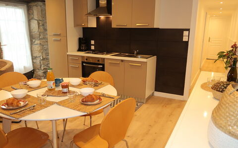 Plozévet 605: Mobilia, Cabinetry, Proprietà, Controsoffitto, Tavolo, Sedia, Cucina, Finestra, Legna, Illuminazione