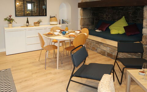 Plozévet 605: Tavolo, Mobilia, Cornice, Proprietà, Divano, Sedia, Legna, Interior Design, Illuminazione, Pavimentazione
