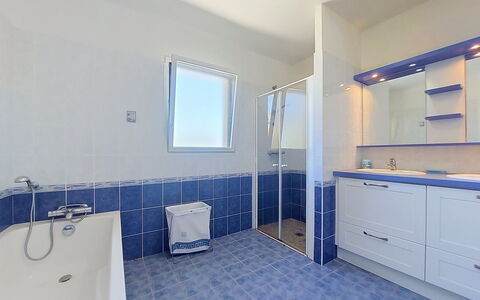Ker Laouen: Pavimentazione, Pavimento, Idraulico Fixture, Interior Design, Bagno, Soffitto, Piastrella, Idraulico, Rubinetto, Mobiletto Del Bagno
