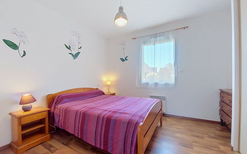 Ker Laouen: Letto, Mobilia, Interior Design, Camera Da Letto, Pavimento, Pavimentazione, Parete, Lenzuolo, Legna, Bedding