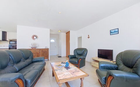 Ker Laouen: Mobilia, Legna, Pavimentazione, Interior Design, Pavimento, Tavolo, Soffitto, Divano, Camera, Soggiorno