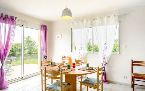 Ker Laouen: Mobilia, Proprietà, Finestra, Tavolo, Pianta, Sedia, Tenda, Legna, Interior Design, Decorazione