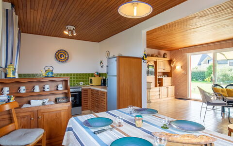 Echo de Vagues: Mobilia, Tavolo, Proprietà, Legna, Sedia, Interior Design, Pavimento, Pavimentazione, Latifoglie, Finestra