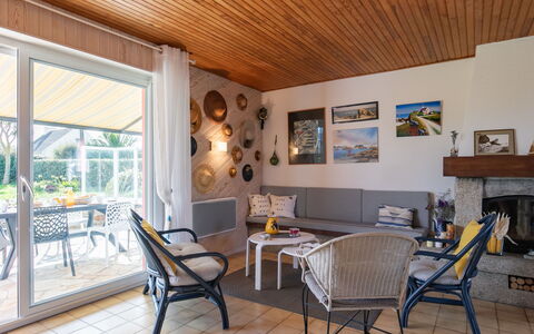 Echo de Vagues: Mobilia, Proprietà, Tavolo, Sedia, Legna, Interior Design, Soggiorno, Pavimentazione, Pavimento, Cornice
