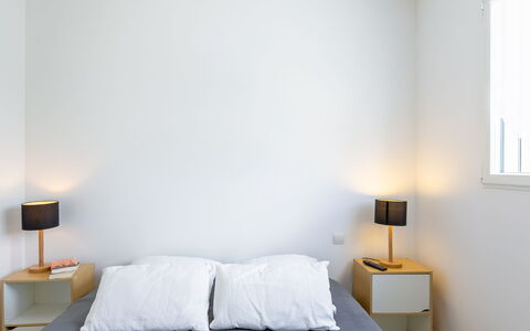 Ty Fañch: Proprietà, Mobilia, Finestra, Comfort, Legna, Interior Design, Illuminazione, Arancia, Lampada, Cuscino