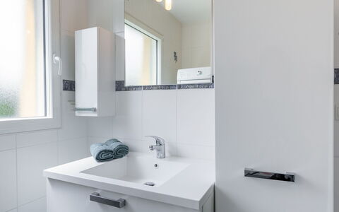 Ty Fañch: Specchio, Rubinetto, Lavello, Idraulico Fixture, Proprietà, Costruzione, Lavandino Del Bagno, Bagno, Interior Design