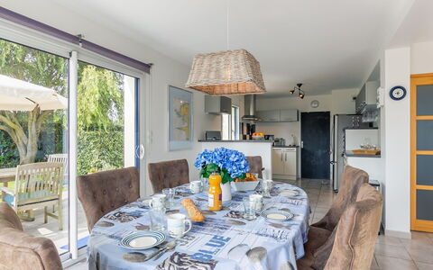Ker Simor Ty Mer: Tavolo, Proprietà, Mobilia, Divano, Tovaglia, Interior Design, Sedia, Legna, Decorazione, Finestra