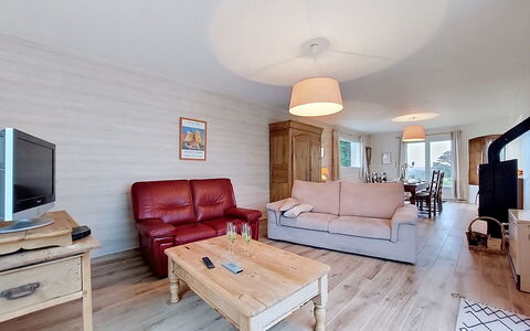 La Belle Vue: Mobilia, Legna, Divano, Pavimentazione, Tavolo, Interior Design, Pavimento, Soggiorno, Soffitto, Sedia