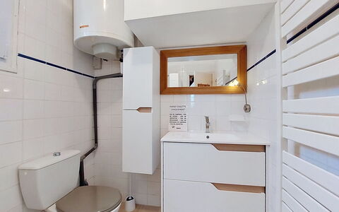La Belle Vue: Pavimentazione, Idraulico Fixture, Interior Design, Legna, Pavimento, Lavandino Del Bagno, Bagno, Mobiletto Del Bagno, Gabinetto, Lavello