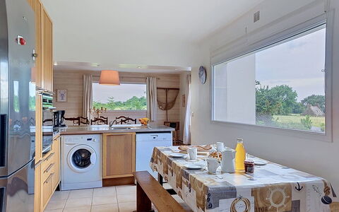 La Belle Vue: Pavimentazione, Mobilia, Pavimento, Cucina, Casa, Interior Design, Controsoffitto, Sedia, Cucina & Sala Da Pranzo Tavolo, Appartamento