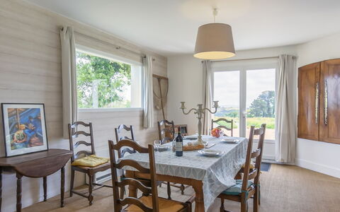 La Belle Vue: Tavolo, Proprietà, Mobilia, Finestra, Sedia, Azzurro, Legna, Interior Design, Pavimento, Immobiliare