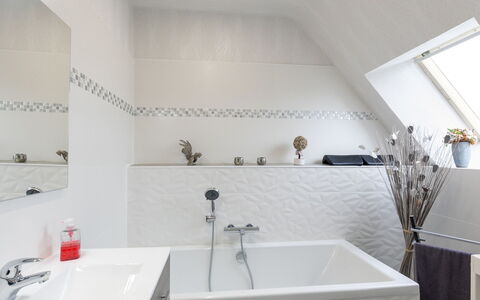 Reve de Mer: Rubinetto, Idraulico Fixture, Proprietà, Vasca Da Bagno, Lavello, Bagno, Interior Design, Architettura, Pavimento