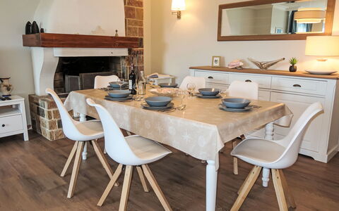 Reve de Mer: Mobilia, Interior Design, Sedia, Pavimentazione, Tavolo, Legna, Cucina & Sala Da Pranzo Tavolo, Pavimento, Sala Da Pranzo, Camera