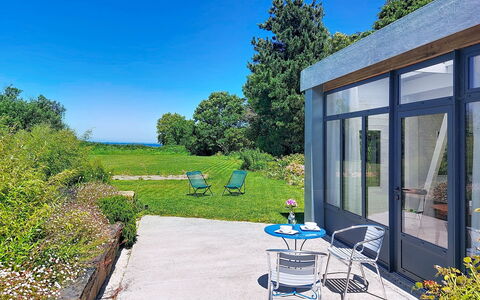 L'Atelier: Arbusto, Giardino, Shade, Landscaping, Prato, Mobili Da Esterno, Cortile, Backyard, Eco Hotel, Edifici Giardino