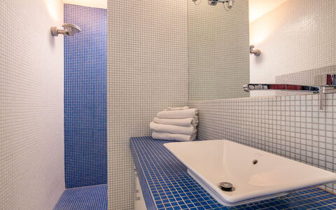 Villa de la Baie: Bagno, Parete, Idraulico Fixture, Interior Design, Pavimentazione, Pavimento, Idraulico, Lavandino Del Bagno, Piastrella, Rubinetto