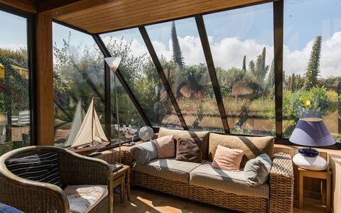 Ty Glaz: Proprietà, Costruzione, Divano, Shade, Cielo, Pianta, Legna, Interior Design, Mobili Da Esterno, Soggiorno