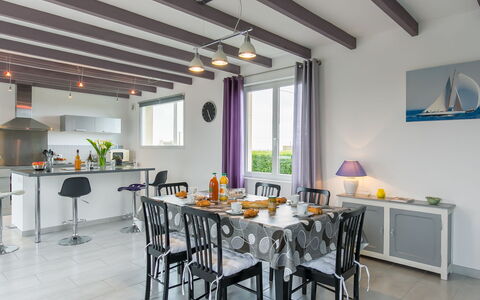 Brise Marine: Tavolo, Mobilia, Proprietà, Costruzione, Illuminazione, Interior Design, Architettura, Legna, Sedia, Pavimento