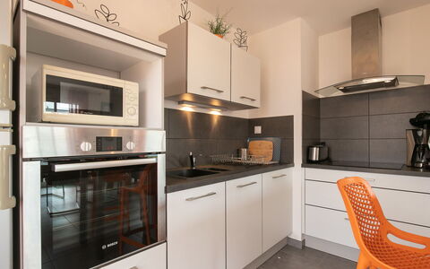 La Closière: Cabinetry, Controsoffitto, Mobilia, Elettrodomestico Da Cucina, Cucina Stufa, Elettrodomestico, Cucina, Legna, Interior Design, Pavimentazione