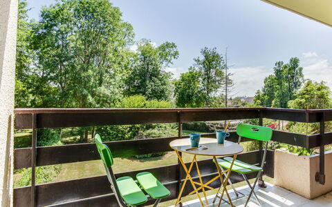 Cabourg 230: Cielo, Tavolo, Proprietà, Mobilia, Pianta, Albero, Shade, Sedia, Legna, Interior Design