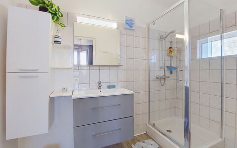 Ti an Aod: Bagno, Idraulico Fixture, Pavimentazione, Interior Design, Pavimento, Lavandino Del Bagno, Mobiletto Del Bagno, Lavello, Idraulico, Rubinetto