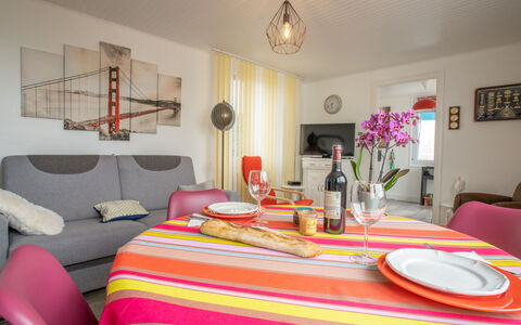 Ti an Aod: Mobilia, Proprietà, Tavolo, Decorazione, Tavola, Costruzione, Cornice, Comfort, Tessile, Illuminazione