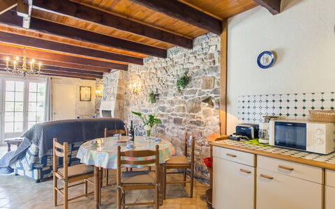 Avel Vor: Tavolo, Proprietà, Mobilia, Cabinetry, Controsoffitto, Legna, Interior Design, Illuminazione, Elettrodomestico Da Cucina, Architettura