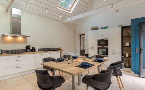 Le Petit Bonheur: Mobilia, Tavolo, Costruzione, Sedia, Legna, Illuminazione, Cabinetry, Casa, Interior Design, Pavimentazione