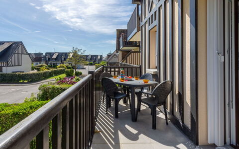 Cabourg 251: Zona Residenziale, Casa, Appartamento, Facciata, Quartiere, Casa, Urban Design, Insediamento Umano, Balcone, Estate