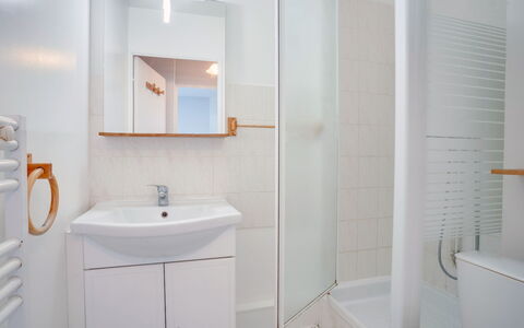 Cabourg 251: Specchio, Rubinetto, Idraulico Fixture, Lavello, Mobiletto Del Bagno, Lavandino Del Bagno, Proprietà, Bagno, Interior Design, Viola