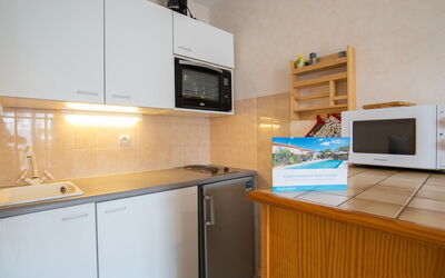 Fleur Marine 251.27: Cabinetry, Proprietà, Controsoffitto, Elettrodomestico Da Cucina, Elettrodomestico, Legna, Cucina, Cucina Stufa, Interior Design, Forno A Microonde