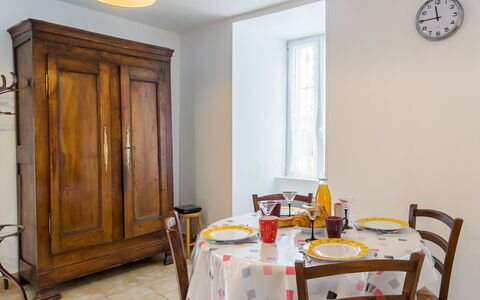Le Manoir: Proprietà, Mobilia, Cabinetry, Tavolo, Porta, Legna, Interior Design, Casa, Orologio