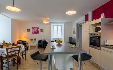 Le Manoir: Tavolo, Mobilia, Proprietà, Sedia, Interior Design, Legna, Cucina, Pavimentazione, Pavimento, Casa