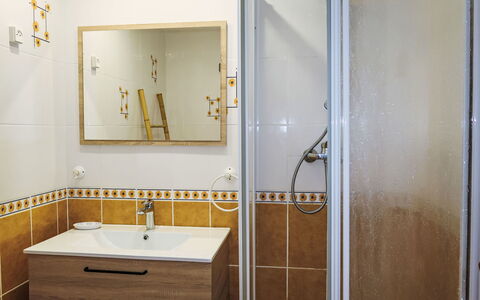 Ty Kerveal: Rubinetto, Idraulico Fixture, Specchio, Lavello, Costruzione, Lavandino Del Bagno, Bagno, Legna, Pavimentazione