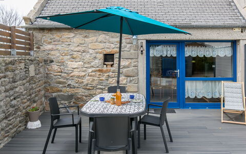Ty Kerveal: Tavolo, Mobilia, Costruzione, Sedia, Tavolo Esterno, Shade, Mobili Da Esterno, Legna, Finestra, Villetta