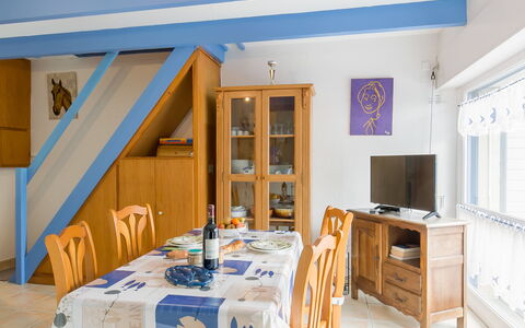 Ty Kerveal: Tavolo, Mobilia, Proprietà, Cabinetry, Legna, Sedia, Interior Design, Arancia, Costruzione, Pavimento