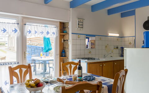 Ty Kerveal: Tavolo, Tavola, Mobilia, Blu, Sedia, Illuminazione, Interior Design, Costruzione, Decorazione, Legna