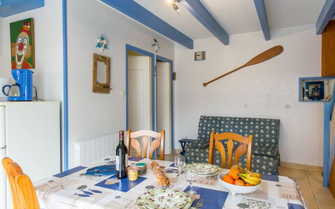 Ty Kerveal: Tavolo, Proprietà, Mobilia, Blu, Costruzione, Cornice, Tavola, Azzurro, Illuminazione, Interior Design