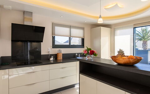 Ty Pleine: Mobilia, Cucina, Interior Design, Cabinetry, Controsoffitto, Pavimentazione, Lampada, Soffitto, Casa, Legna