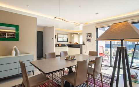 Ty Pleine: Mobilia, Interior Design, Sedia, Pavimentazione, Tavolo, Sala Da Pranzo, Cucina & Sala Da Pranzo Tavolo, Pavimento, Legna, Soffitto