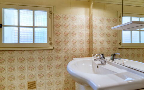 La Côte D'Argent: Idraulico Fixture, Rubinetto, Proprietà, Finestra, Lavello, Bagno, Lavandino Del Bagno, Illuminazione, Legna