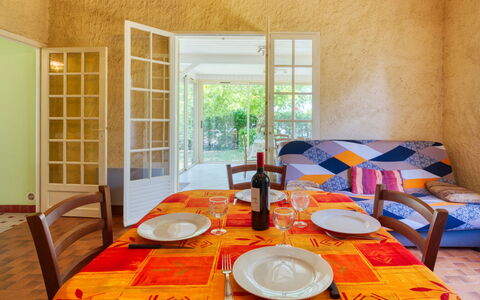 La Côte D'Argent: Tavolo, Mobilia, Tavola, Proprietà, Costruzione, Tovaglia, Tessile, Sedia, Decorazione, Interior Design
