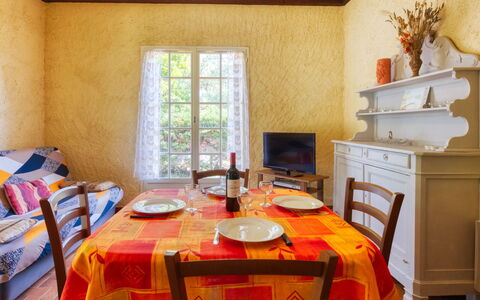 La Côte D'Argent: Tavolo, Mobilia, Proprietà, Costruzione, Finestra, Sedia, Legna, Interior Design, Arancia