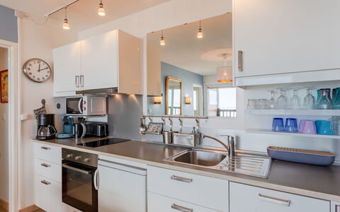 La Bizontine: Cabinetry, Controsoffitto, Lavello, Lavandino Della Cucina, Rubinetto, Proprietà, Mobilia, Cassetto, Cucina, Illuminazione