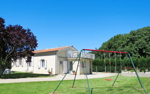 L'Estuaire: Cielo, Pianta, Costruzione, Finestra, Shade, Albero, Lotto, Erba, Tempo Libero, Casa