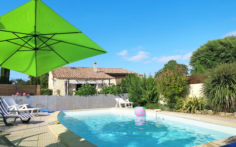 Tuilières: Acqua, Pianta, Proprietà, Costruzione, Piscina, Verde, Cielo, Azzurro, Shade, Ombrello