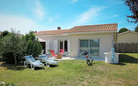 Mon Poussin: Cielo, Nube, Pianta, Costruzione, Finestra, Porta, Casa, Lotto, Shade, Albero