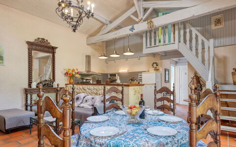 Babelle: Tavolo, Mobilia, Proprietà, Decorazione, Costruzione, Sedia, Azzurro, Cornice, Tessile, Interior Design