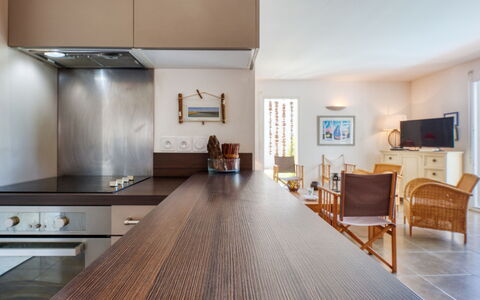 Le Lac: Cabinetry, Mobilia, Controsoffitto, Legna, Sedia, Cassetto, Costruzione, Interior Design, Cucina, Pavimentazione